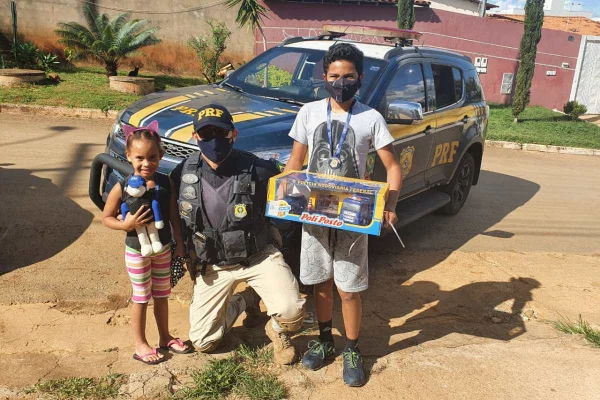 PRF presenteia garoto que sonha ser policial: “Orgulhar minha família”