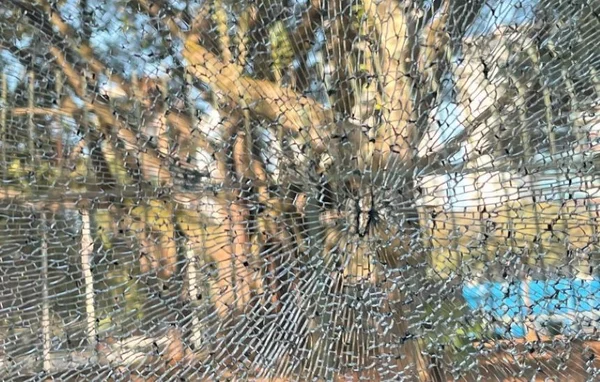 Imagem interna de vidro de carro estilhaçado após ataque com um machado, após tentativa de assalto no centro de São Paulo