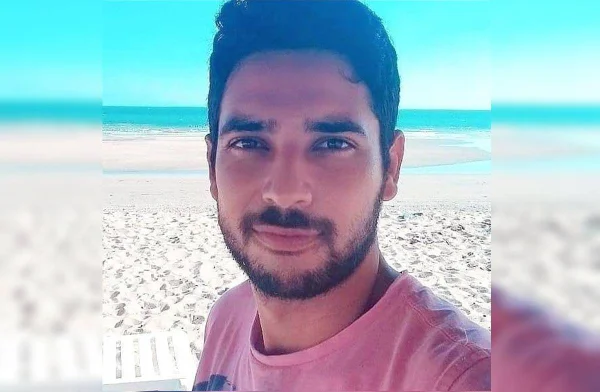 O corpo de João Emmanuel Ribeiro foi encontrado na manhã deste domingo (4/1), em uma parada de ônibus na DF-150, região do Grande Colorado, próximo à Sobradinho II (DF)
