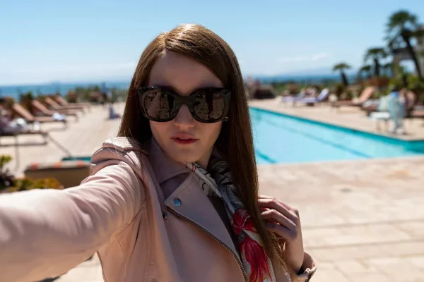 Mulher faz uma selfie em frente a uma piscina