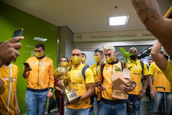 Brasiliense é recebido por torcedores após vencer a Copa Verde