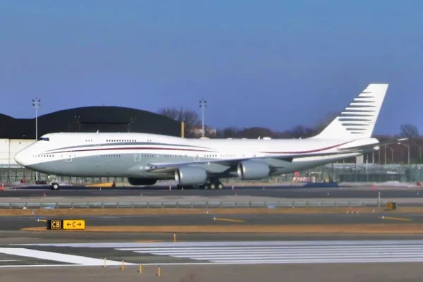 Imagem colorida de Boeing 747-8 - Metrópoles