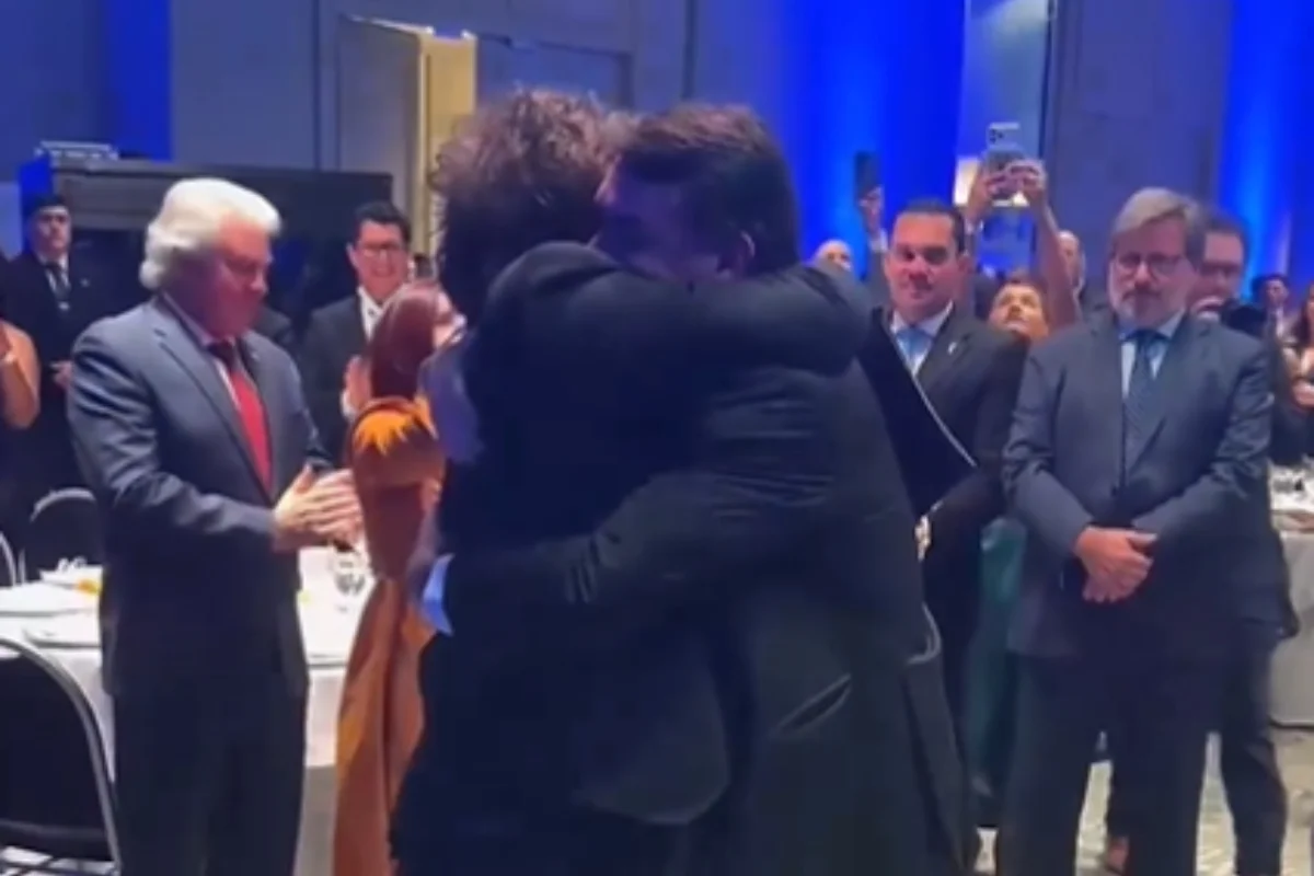 Flávio Bolsonaro publica encontro com Milei e afirma que 'onda azul' vai mudar o Brasil