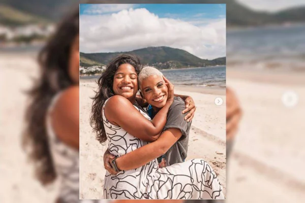 Imagem colorida de Juliana e a Irmã