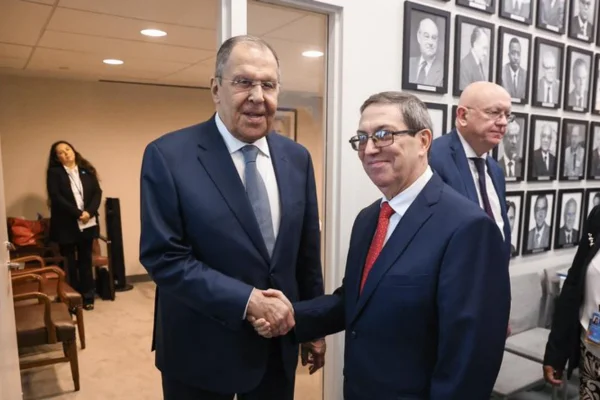 Imagem colorida de reunião na ONU entre Sergey Lavrov e Bruno Rodríguez Parrilla - Metrópoles