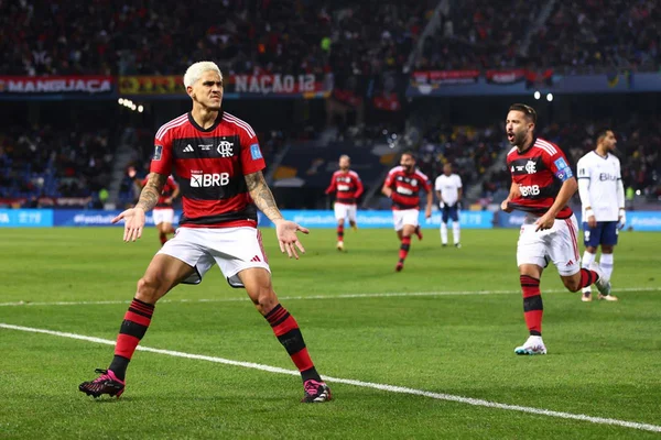 Pedro comemorando gol