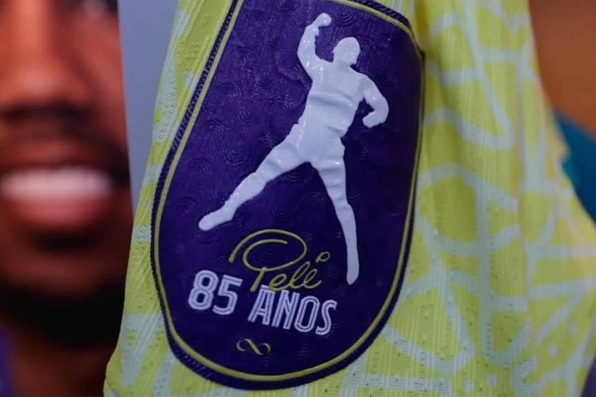 Foto colorida de patch da Seleção Brasileira em homenagem ao Pelé - Metrópoles