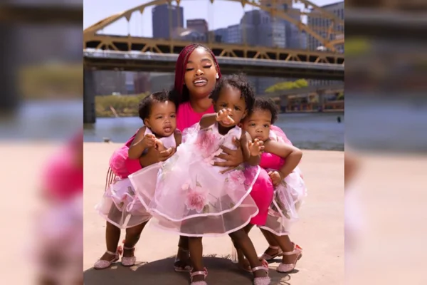 Foto mostra a família da americana Deonna Fletcher, que sofreu supergestação, ficando grávida quando já estava gestante