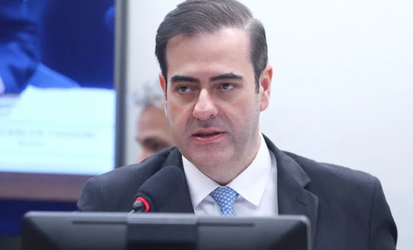 Imagem do deputado federal Carlos Chiodini (MDB-SC), falando ao microfone em comissão da Câmara. Ele veste um terno escuro, camisa branca e gravata azul clara - Metrópoles