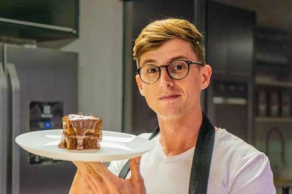 Cozinha de Solteiro: veja receita de bolo de chocolate com brigadeiro