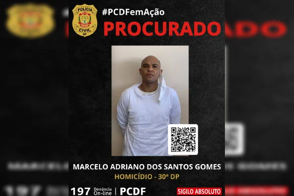 Foto colorida de homem careca com roupa branca