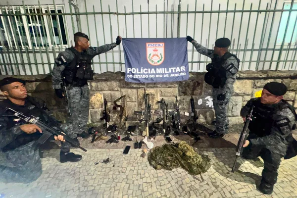 Foram apreendidos seis fuzis, três pistolas e uma granada pela polícia do Rio