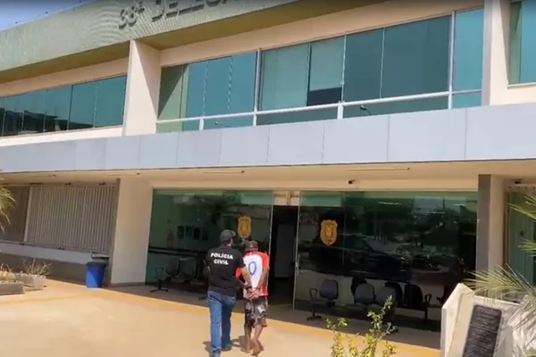 Homem é preso após tentar matar vizinhas com enxada por causa de pula-pula
