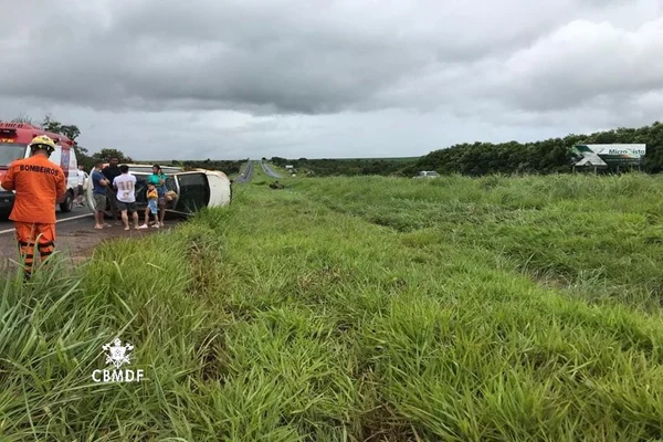 Homem morre atropelado ao ajudar amigo a tirar carro quebrado de pista