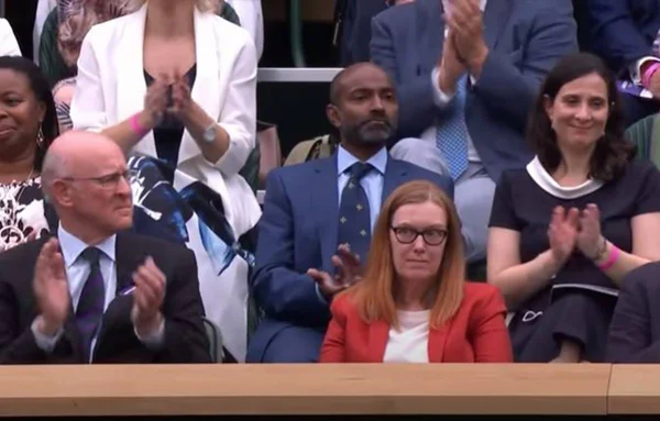 Sarah Gilbert aplaudida em Wimbledon