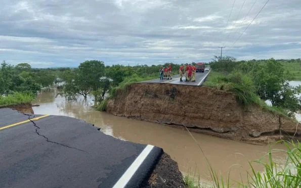 Três carros são “engolidos” por cratera em Sergipe; uma pessoa morreu