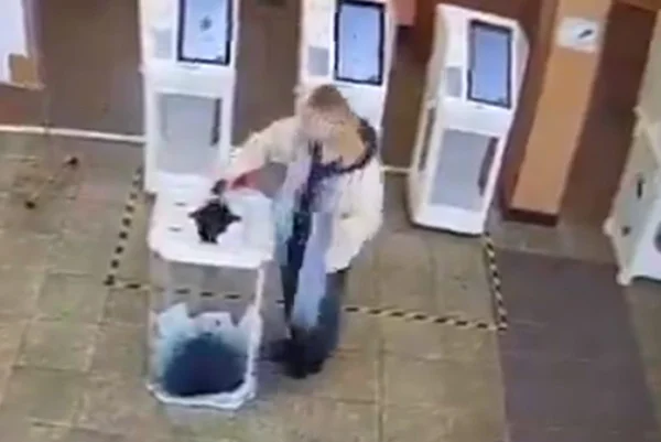Imagem colorida de mulher despejando tinta em urna durante eleições na Rússia - Metrópoles