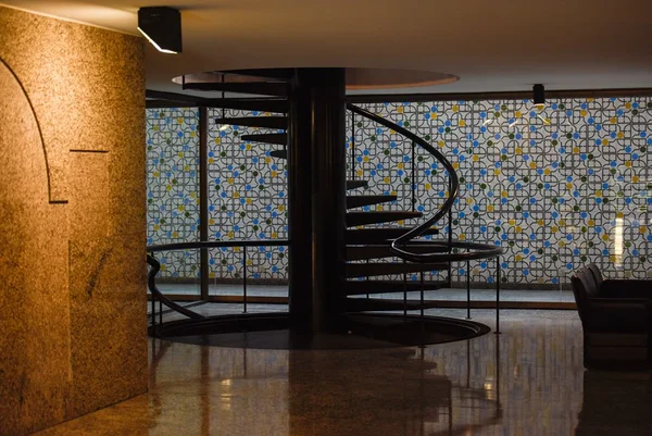 Escada em espiral em sala escura