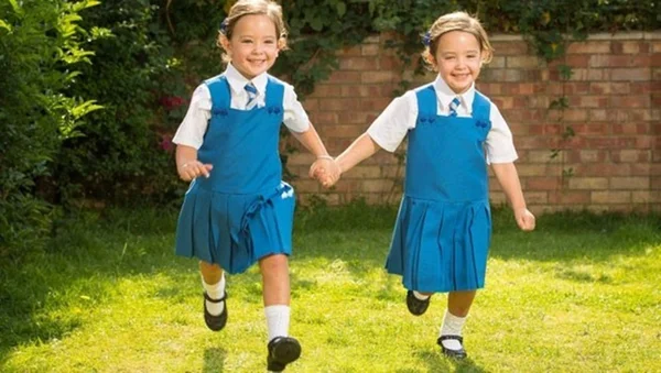 Siamesas que tinham poucas chances de sobreviver celebram ida a escola