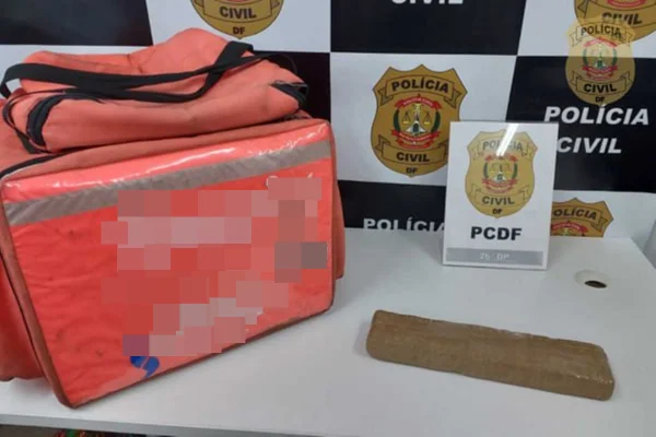 Motoboy é preso com tijolo de maconha escondido em mochila térmica