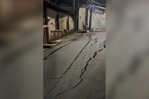 Grandes rachaduras em rua causam a interdição de sete casas em MG
