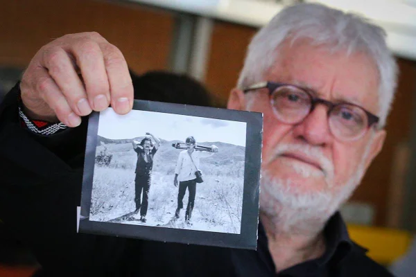 Walter Carvalho mostra foto com o irmão em velório de Vladimir Carvalho - Metrópoles
