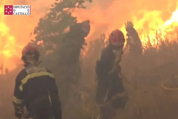 Bombeiros fogem de incêndio fora de controle na Espanha