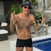 "Fui agraciado por Deus sou pai de duas meninas, duas princesas que me trouxeram uma felicidade, um amor e uma nostalgia tão grande que é difícil de explicar", escreveu ele "Fui agraciado por Deus sou pai de duas meninas, duas princesas que me trouxeram uma felicidade, um amor e uma nostalgia tão grande que é difícil de explicar", escreveu ele