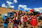 Foliões tomam as ruas de Brasília no segundo dia de carnaval - imagem 6 Foliões tomam as ruas de Brasília no segundo dia de carnaval - imagem 6