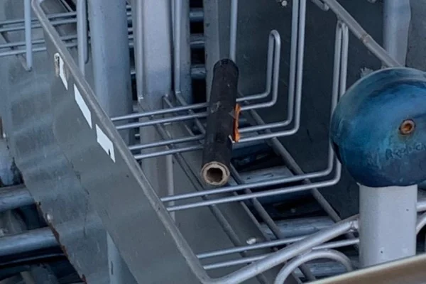 Imagem colorida de objeto em carrinho de passageiro no Aeroporto de Viracopos. Objeto foi analisado pela PM -Metrópoles