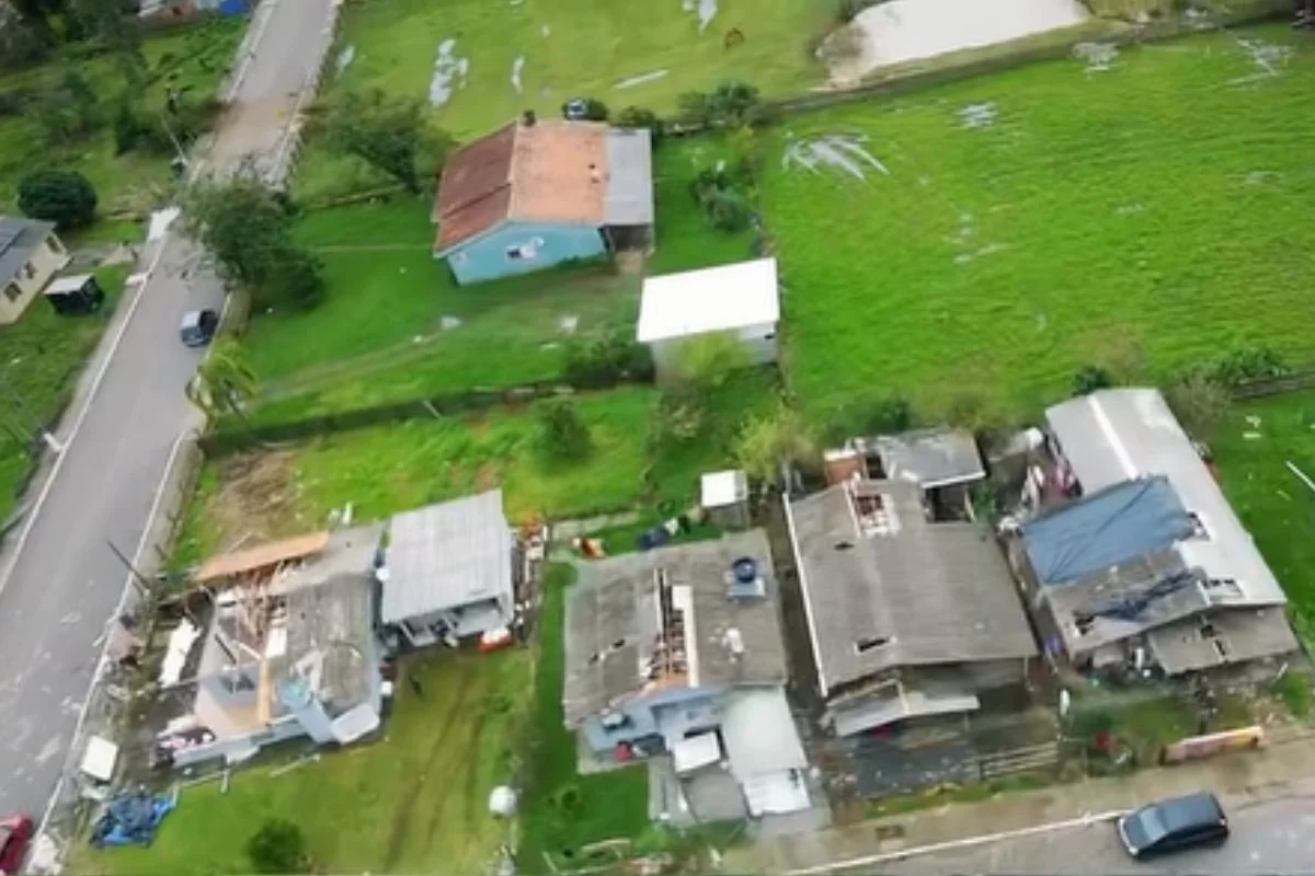 RS: cidade tem mais de 300 casas destelhadas após ventos de 100 km/h - imagem 3 RS: cidade tem mais de 300 casas destelhadas após ventos de 100 km/h - imagem 3