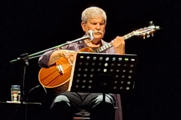 Dori Caymmi elenca memórias familiares a canções sublimes em show cuja registro chegará às plataformas