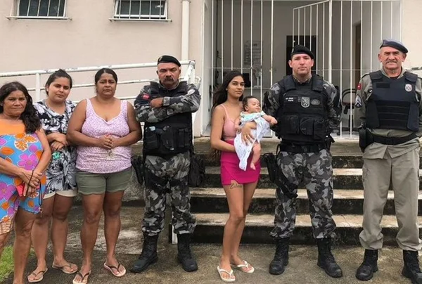 Imagem colorida de bebê resgatado por PMs após se engasgar com espuma de shampoo - Metrópoles
