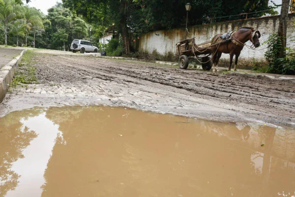 Rua de Pirenópolis (GO) com enxurrada após enchente