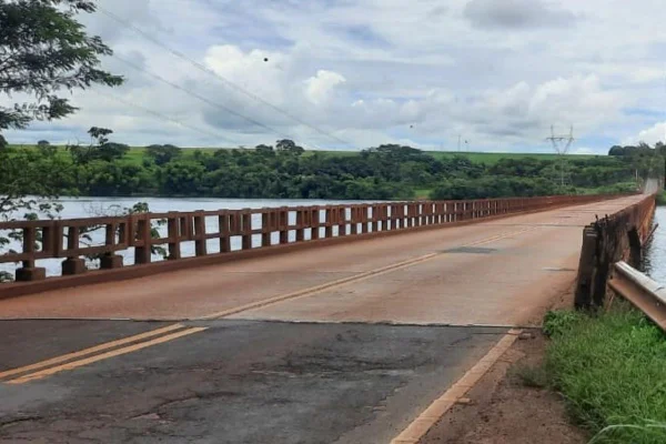Imagem colorida mostra ponte sobre rio - Metrópoles