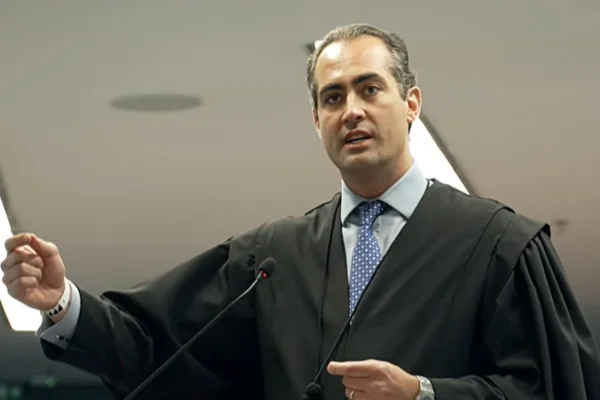 Imagem colorida de Eduardo Kuntz, advogado de Marcelo Câmara