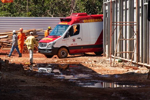 Operário é soterrado e resgatado em obra no DF