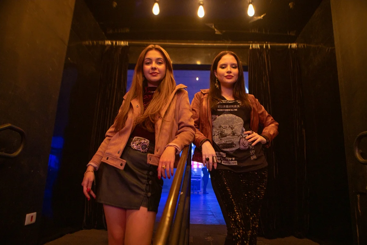 Klara Castanho como Maiara e Sophia Valverde como Maraisa na cinebiografia de Marília Mendonça Klara Castanho como Maiara e Sophia Valverde como Maraisa na cinebiografia de Marília Mendonça