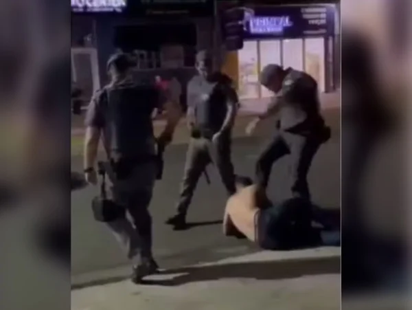 PM dá chute na cara de homem caído
