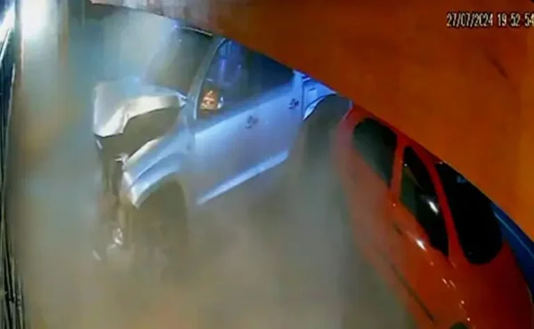 Imagem colorida de momento em que caminhonete invade restaurante e mata mãe e filha - Metrópoles