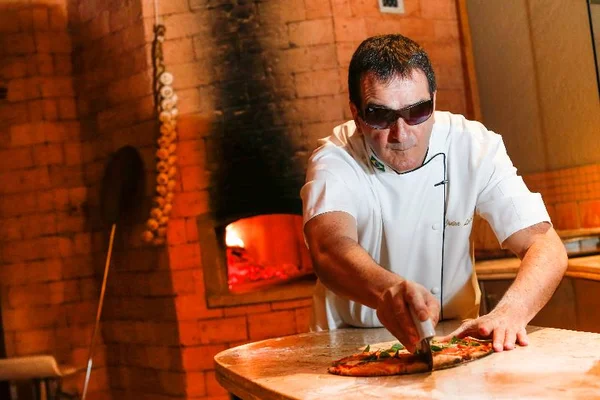 Conheça o pizzaiolo brasiliense cego que inspirou Edson Celulari