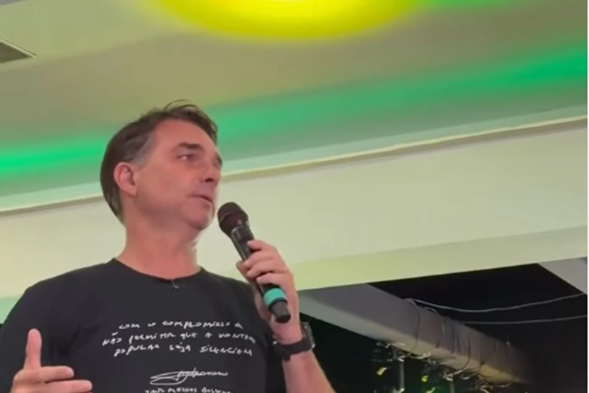 PL busca fiscais de urna após Flávio Bolsonaro pedir "gente nossa" no país