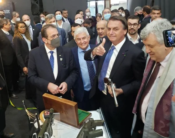 CEO Global da Taurus, Salesio Nuhs, e o reitor da Universidade de Caxias do Sul, Evaldo Antonio Kuiava, recebem o presidente da República, Jair Bolsonaro, na abertura da 1ª Feira Brasileira do Grafeno, no dia 9 de julho de 2021