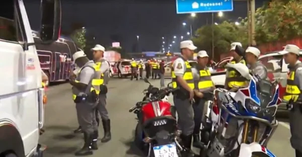 Policiais militares apreendem motos que participam de rolezinho na Marginal Pinheiros; imagem mostra PMs ao lado de caminhão e motos apreendidas