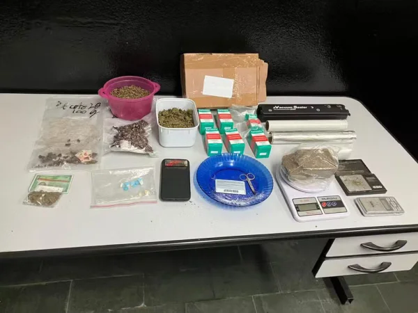 Imagem de embalagens de drogas e itens de manuseio e pesagem - Metrópoles