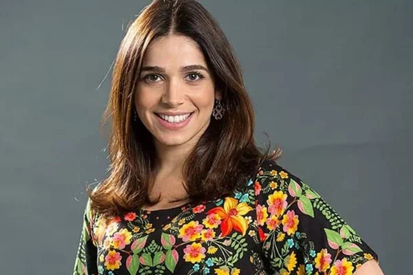 Foto colorida da atriz Sabrina Petraglia sorrindo - Metrópoles