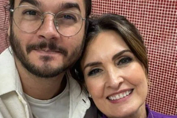 Foto colorida de Túlio Gadêlha usando óculos ao lado de Fátima Bernardes sorrindo - Metrópoles