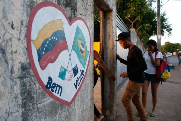 Foto colorida da entrada de um estádio em Boa Vista Roraima com uma pintura na parede de bandeiras do Brasil e Venezuela - Metrópoles