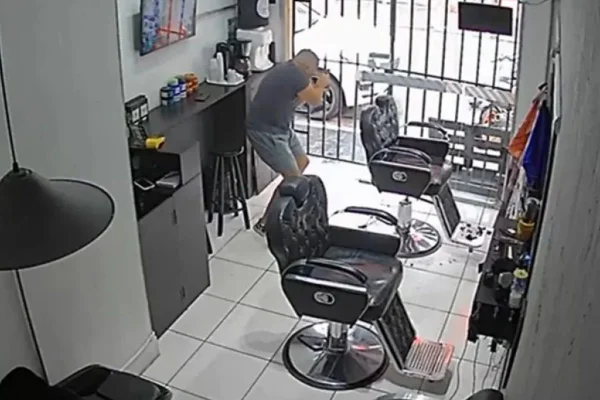 O policial estava cortando o cabelo quando presenciou uma tentativa de roubo a um Porsche e reagiu. O suspeito foi baleado e morreu - Metrópoles