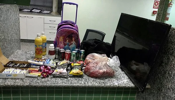 Após furto, menor é apreendido quando fugia com uma TV nas costas